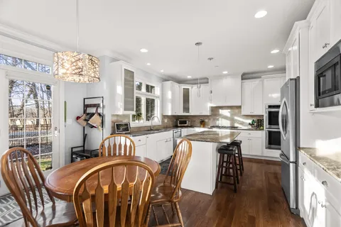 $1,100,000 | 1646 Finsbury Lane, La Grange Park, IL 60526