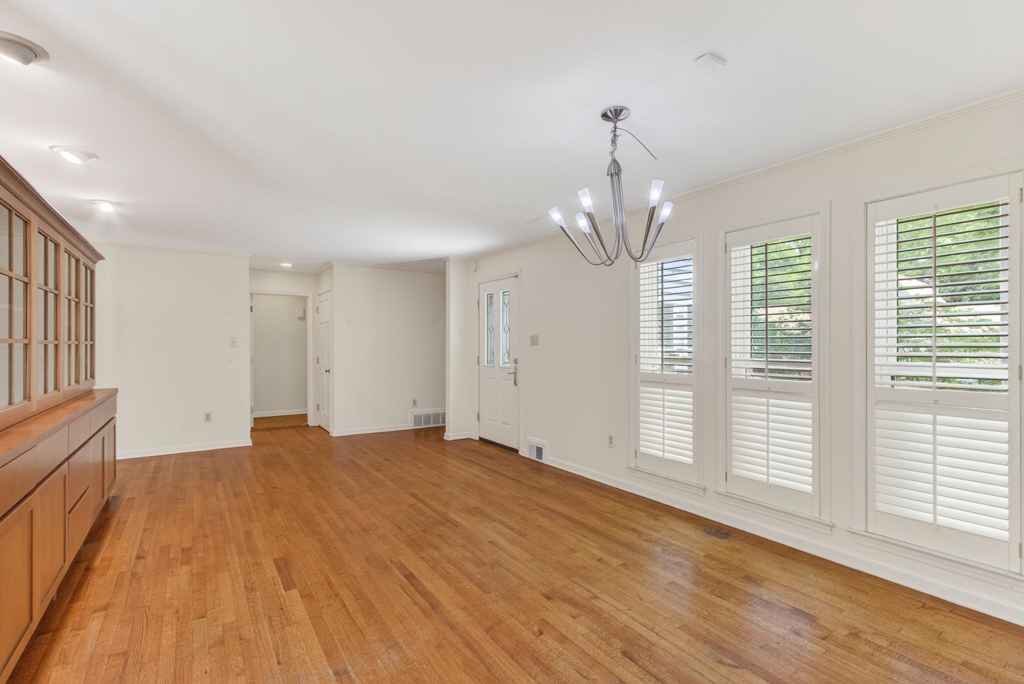 3121 Beechrun Drive Memphis, TN 38128 - Photo 7 of 40 The morning sun shines into this most spacious dining room with it's wall of windows, and golden hardwoods.