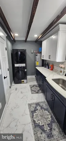 a view of a backyard with pathway