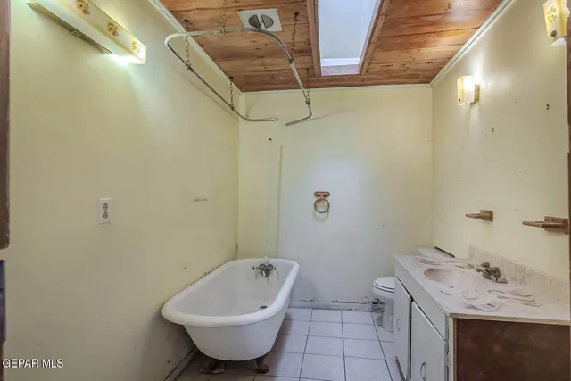 a view of empty room with window