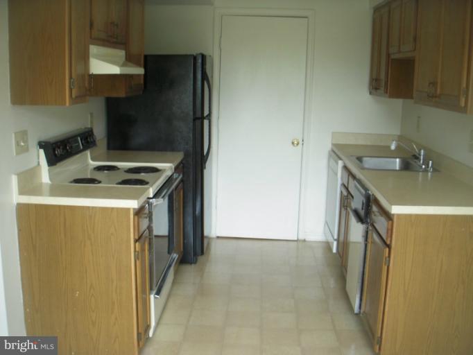 5 Normandy Square Court, Unit 1E Silver Spring, MD 20906 - Photo 2 of 15 Kitchen