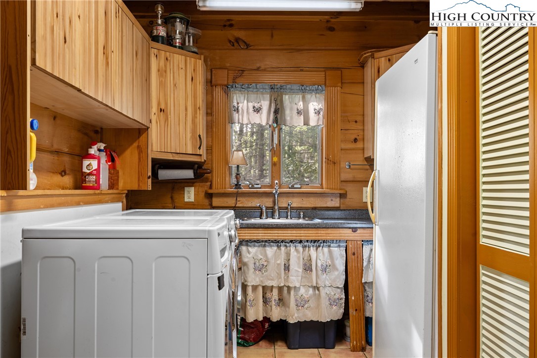 286 B Howell Road Lansing, NC 28643 - Photo 12 of 47 a view of a kitchen with a window