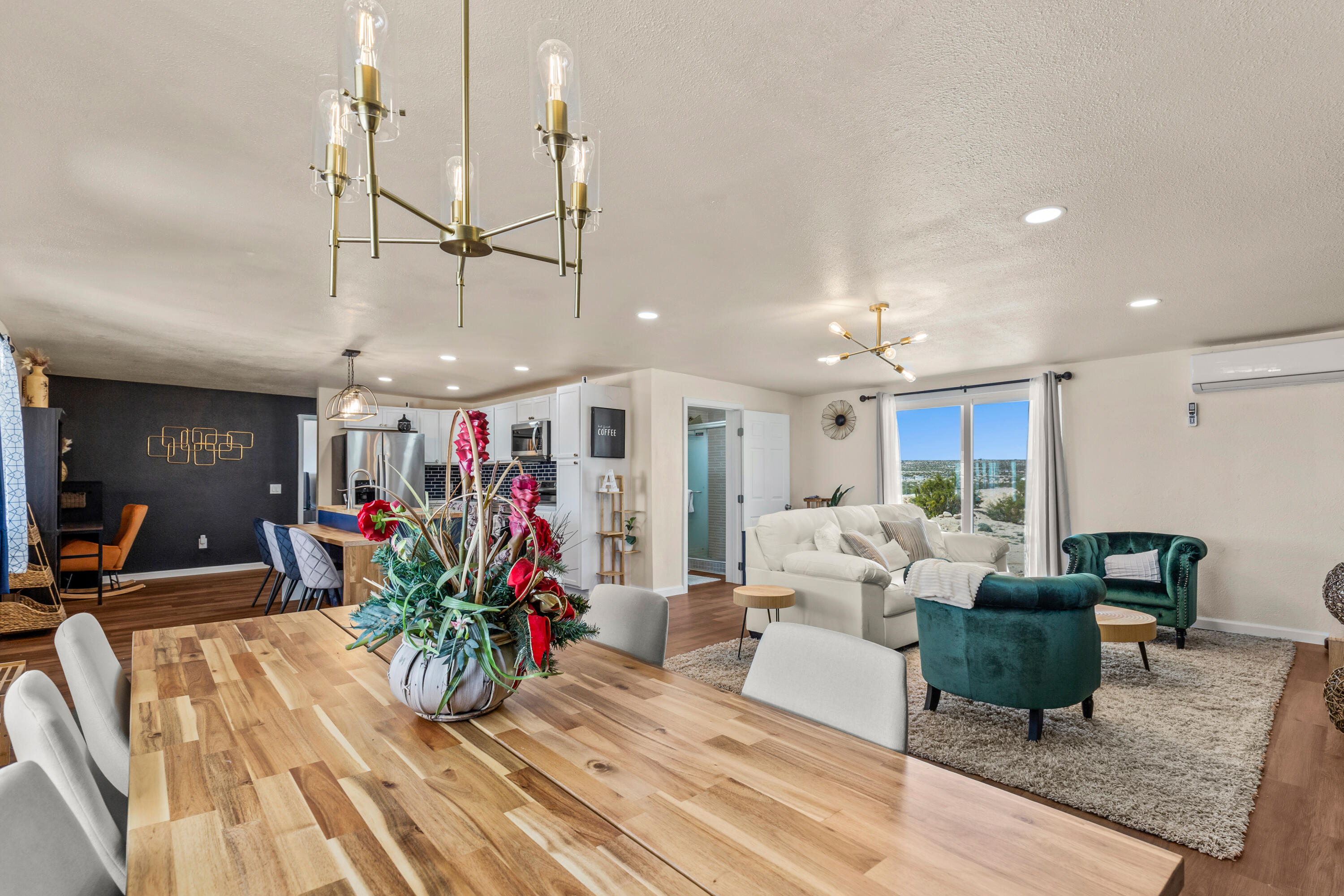 1284 Mac Rae Road Twentynine Palms, CA 92277 - Photo 3 of 20 Dining