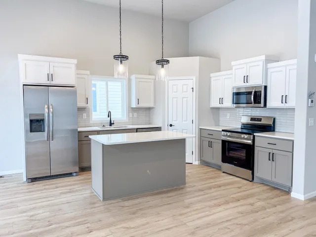 $393,713 | 6722 Mdw Vw Drive South, Fargo, ND 58104