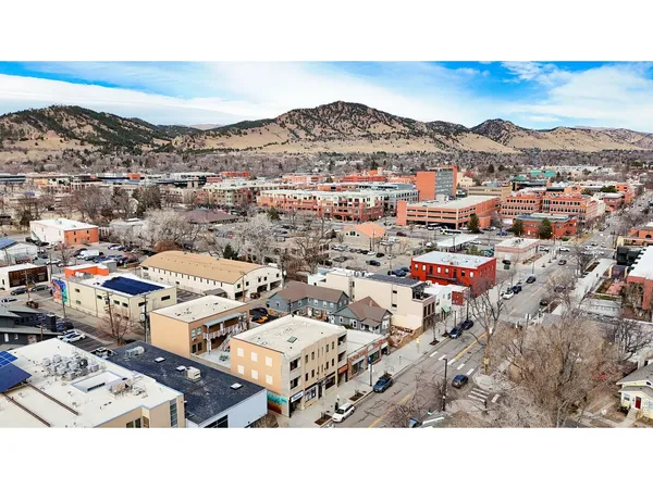 a picture of a bench in the window