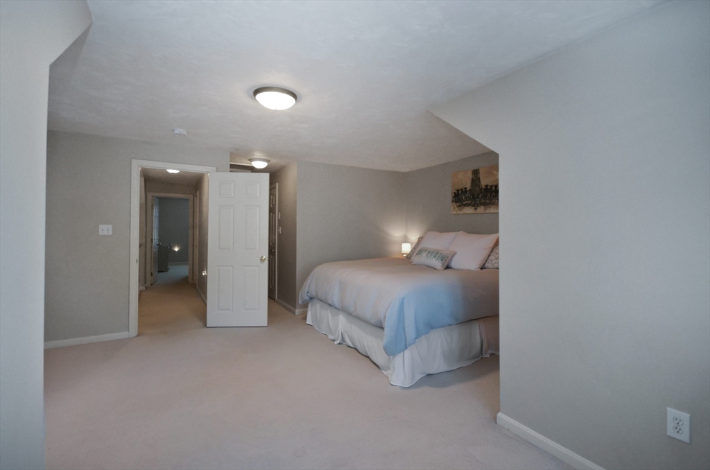 20 Millers Way, Unit C Sutton, MA 01590 - Photo 20 of 41 a spacious bedroom with a bed and a lamp