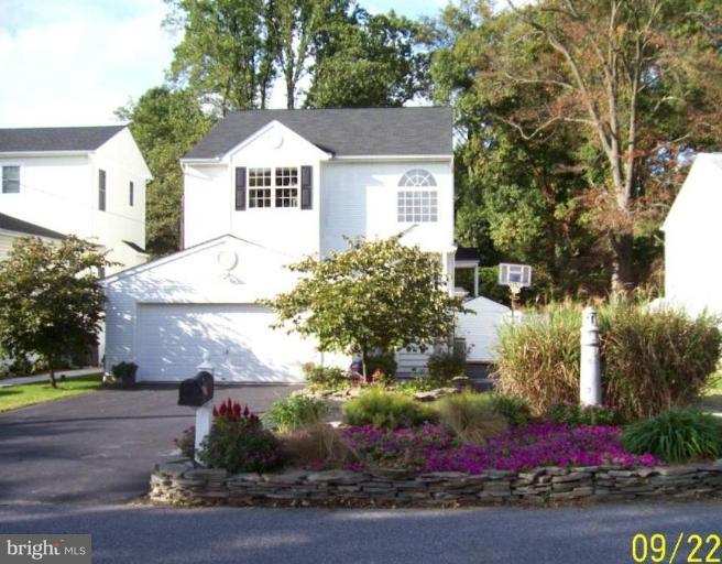 307 Magothy Rd - a water view home!