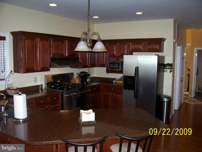 Large 21' by 13' with a breakfast area