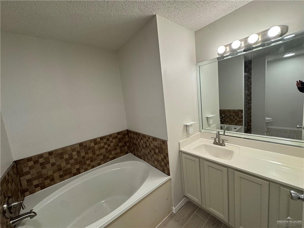 4110 Santa Fabiola Mission, TX 78572 - Photo 7 of 13 a bathroom with a bathtub and a sink