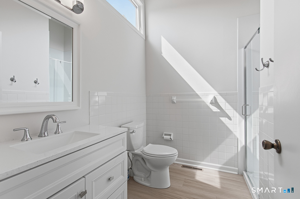 690 Forest Road, Unit 791 West Haven, CT 06516 - Photo 23 of 31 Upper level full bath with skylight