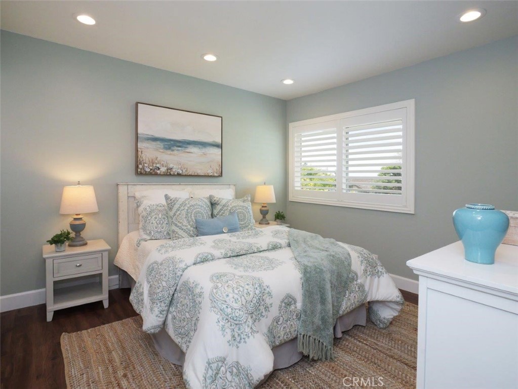 29444 Stonecrest Road Rancho Palos Verdes, CA 90275 - Photo 19 of 33 a bedroom with a bed and a lamp
