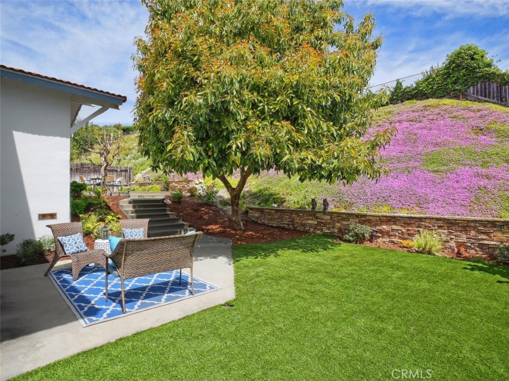 29444 Stonecrest Road Rancho Palos Verdes, CA 90275 - Photo 27 of 33 a view of a backyard with plants and a garden