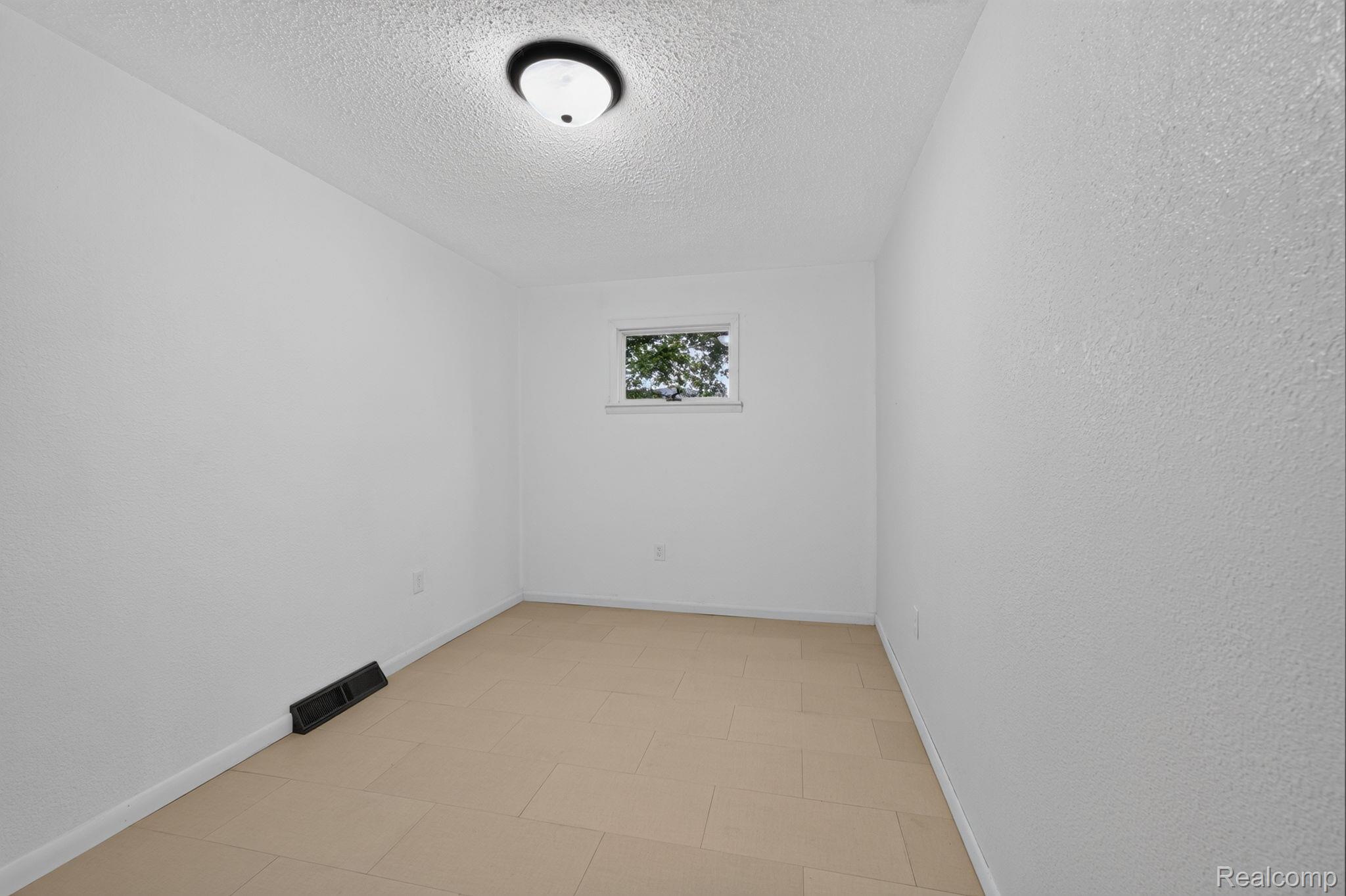 9288 Hilda Lane Flushing, MI 48433 - Photo 31 of 50 White painted walls with textured finish