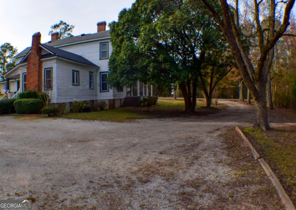 a view of a house with a backyard