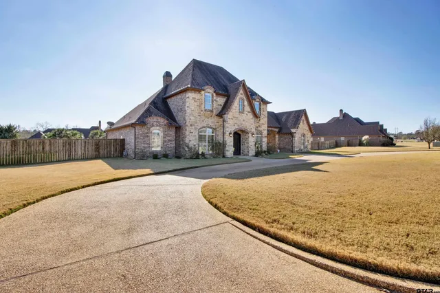 a view of an house with swimming pool