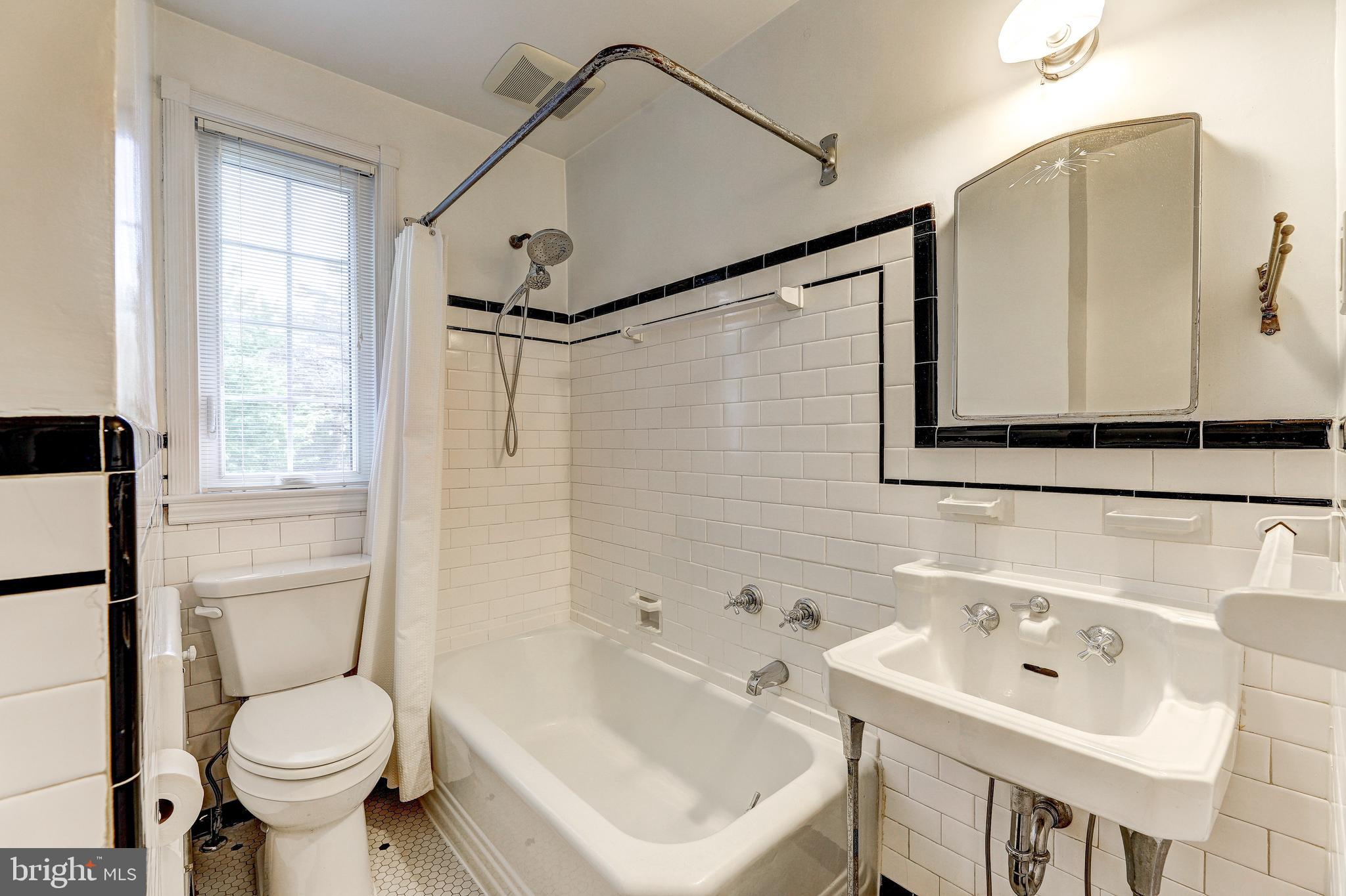 47 Dunkirk Road Baltimore, MD 21212 - Photo 24 of 43 Hall full bath. Shower/tub combination