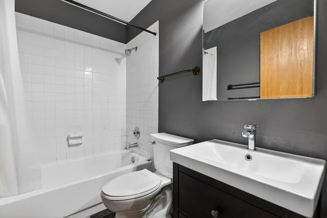 $275,000 | 1089 Quaker Hill Court, Unit 1089, Elgin, IL 60120