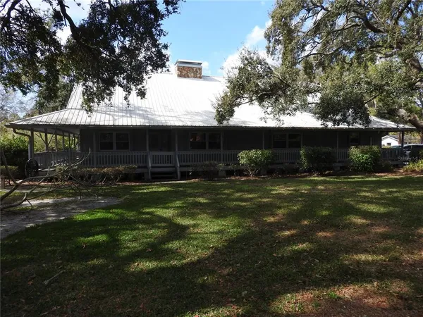 a view of a backyard