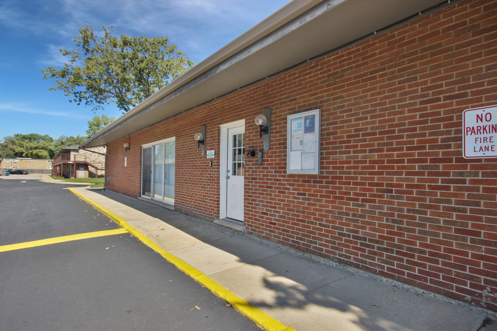 1900 Knights Bridge Drive, Unit 2B Mount Prospect, IL 60056 - Photo 14 of 16 a view of a patio with a table and chairs