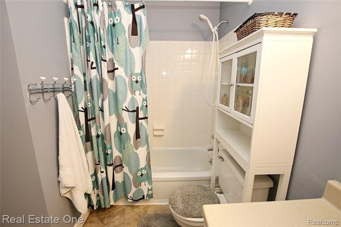 1345 East Fairview Lane Rochester, MI 48306 - Photo 37 of 58 37) Bathroom.jpg
