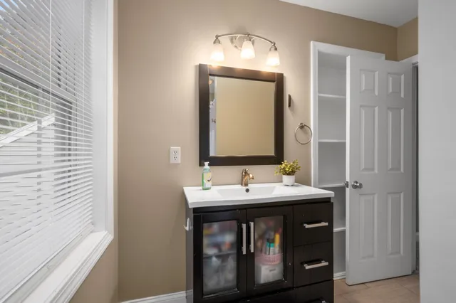 $999,900 | 16 Autumn Woods Road, Salem, NH 03079