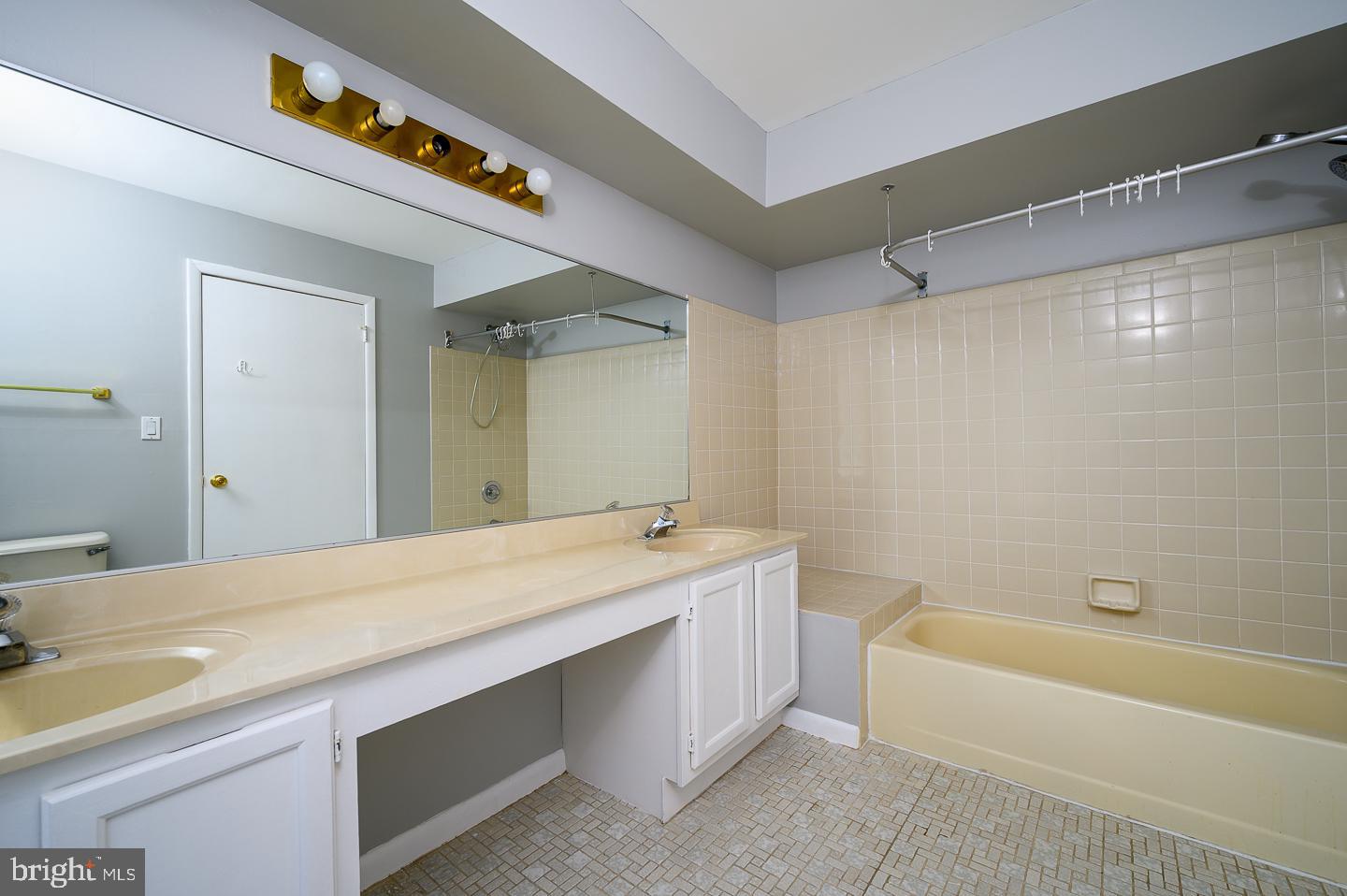 115 Cascade Court, Unit 7 Princeton, NJ 08540 - Photo 14 of 27 a bathroom with a tub a sink and a mirror