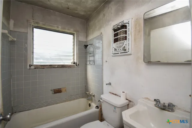 a view of a house with backyard