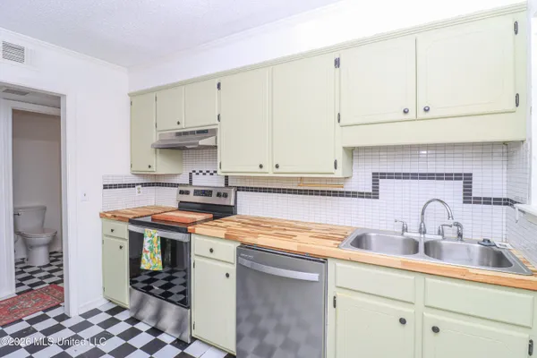 $115,000 | 913 Glastonbury Circle, Unit B, Ridgeland, MS 39157