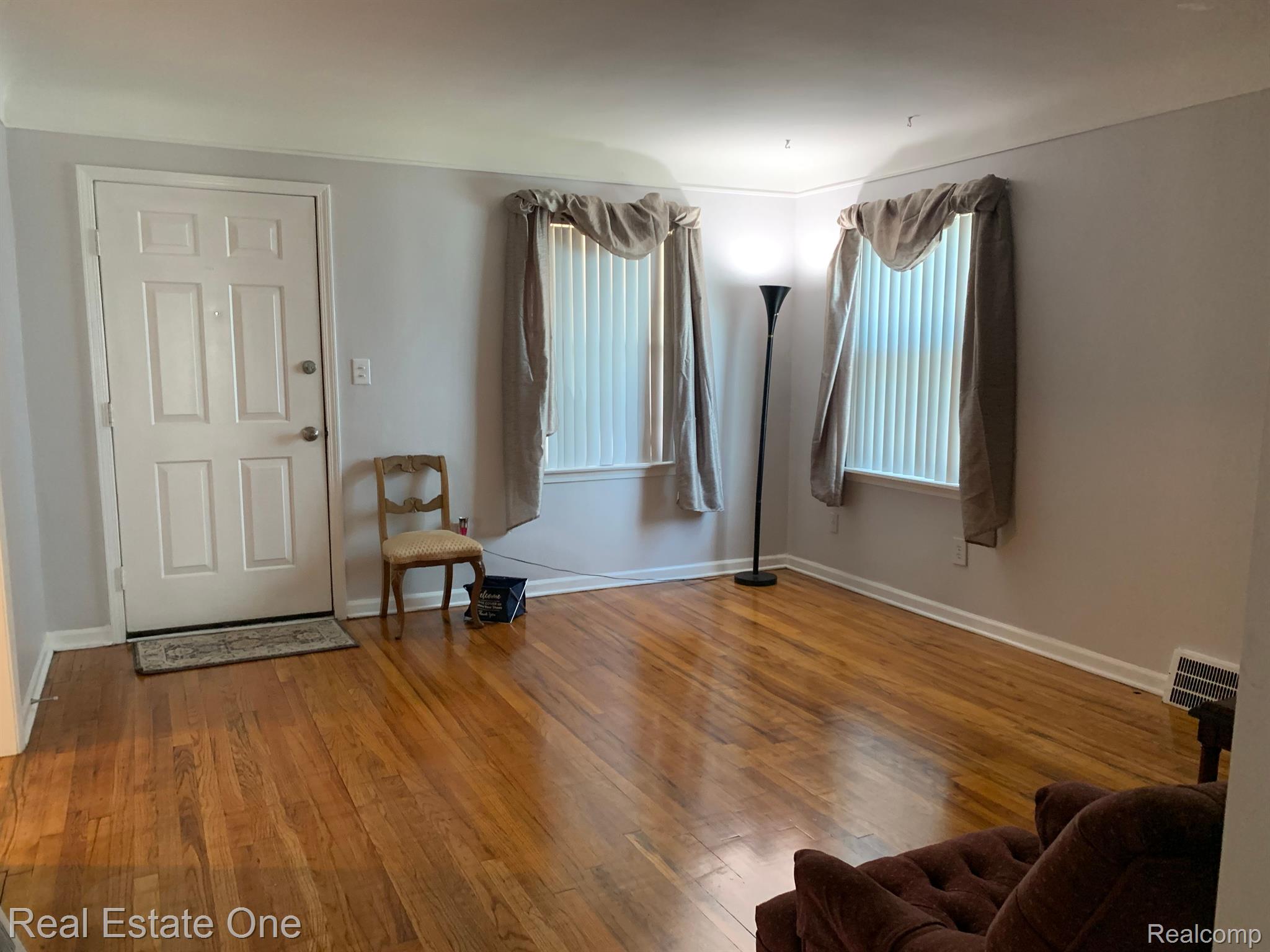 8100 Coolidge Avenue Center Line, MI 48015 - Photo 8 of 25 Living Room