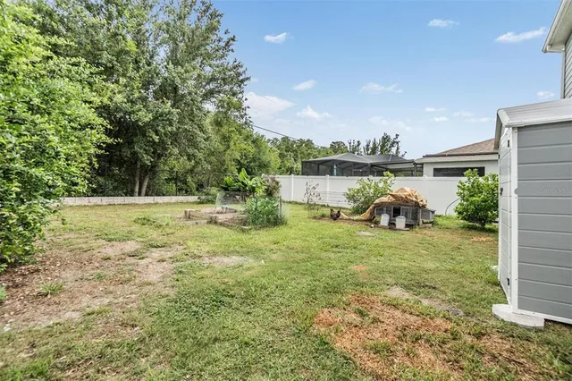 a view of a backyard