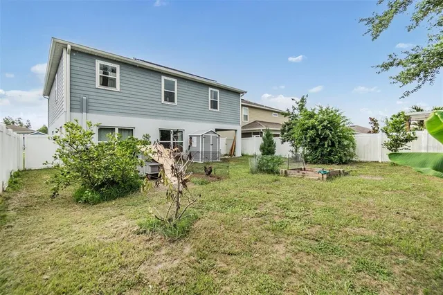 a view of a house with backyard