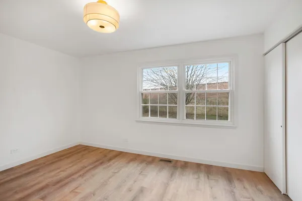 $298,500 | 136 Brookwood Court, Vernon Hills, IL 60061