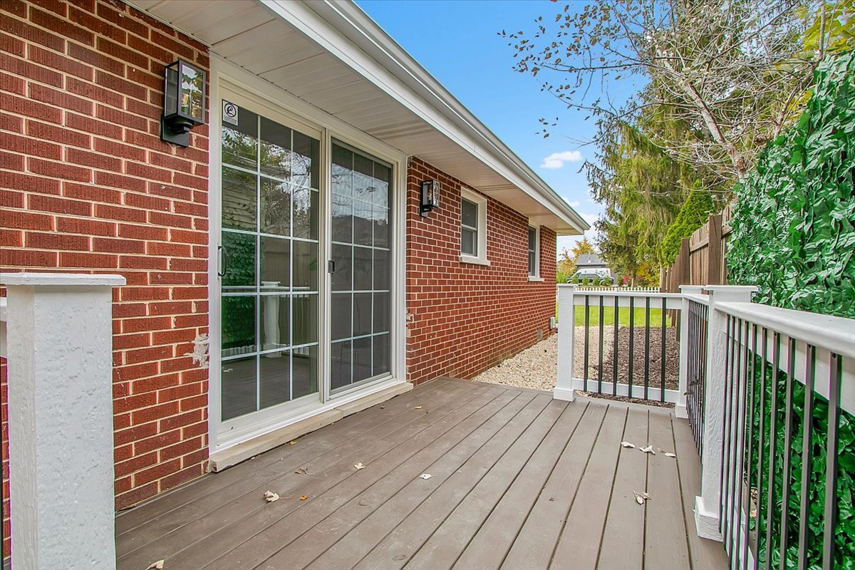 11550 Francis Road Mokena, IL 60448 - Photo 18 of 22 a view of front door deck and balcony