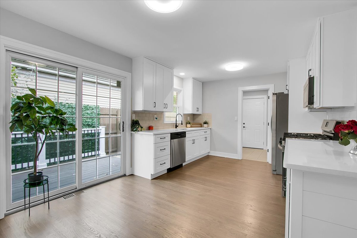 11550 Francis Road Mokena, IL 60448 - Photo 7 of 22 a kitchen with stainless steel appliances a refrigerator sink and cabinets
