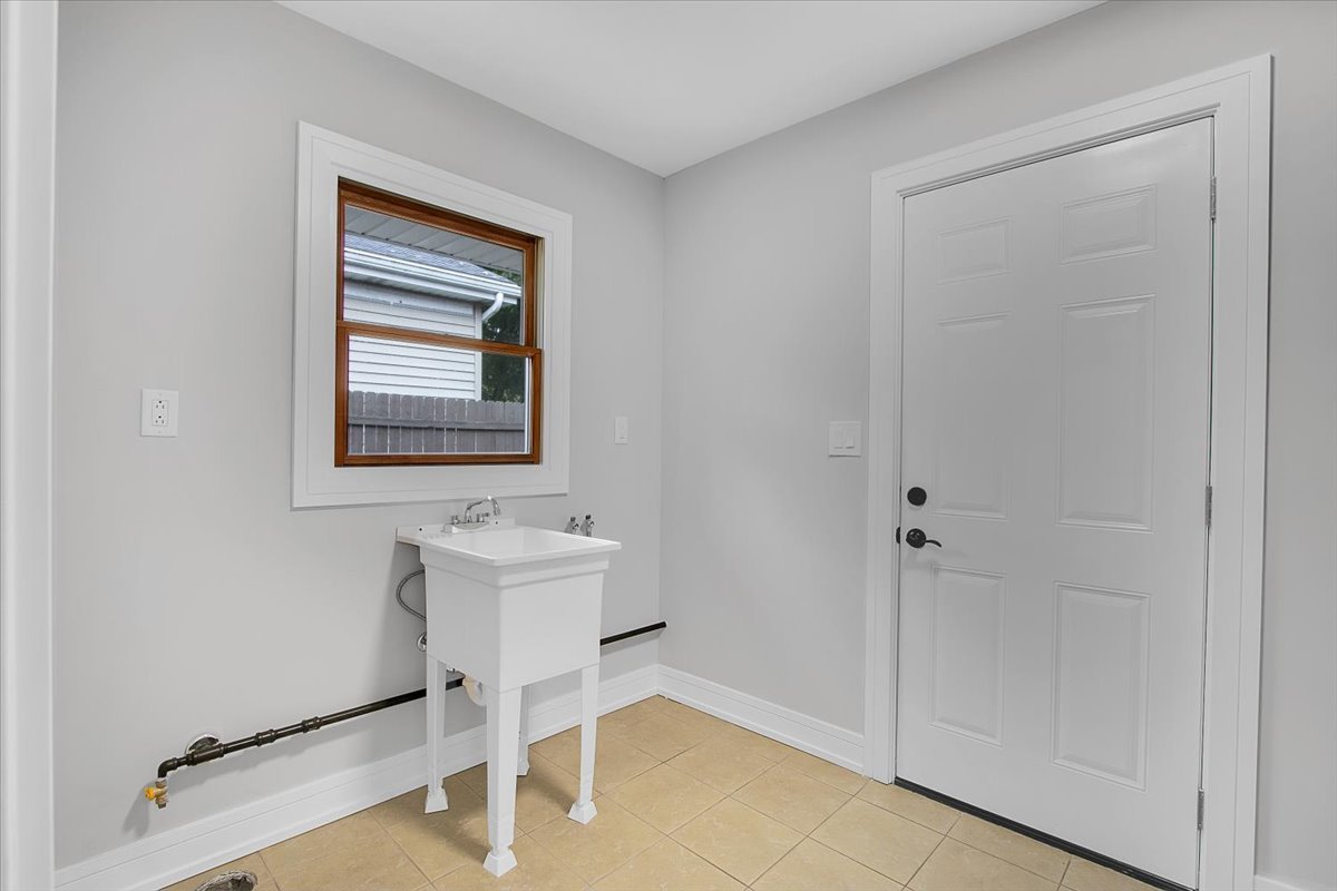 11550 Francis Road Mokena, IL 60448 - Photo 10 of 22 a bathroom with a sink a mirror and a shower