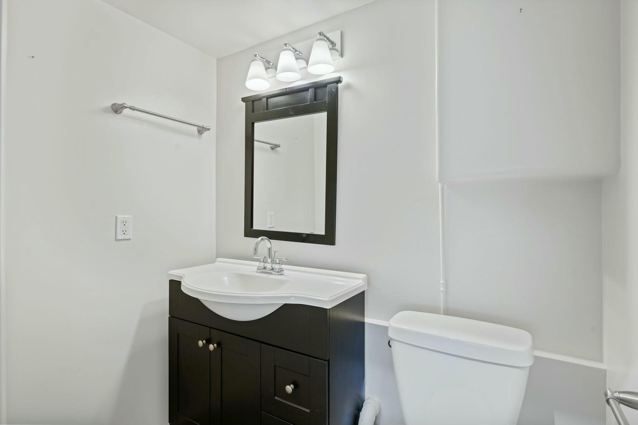 2986 Kenmore Place Santa Barbara, CA 93105 - Photo 16 of 49 a bathroom with a toilet a sink and mirror