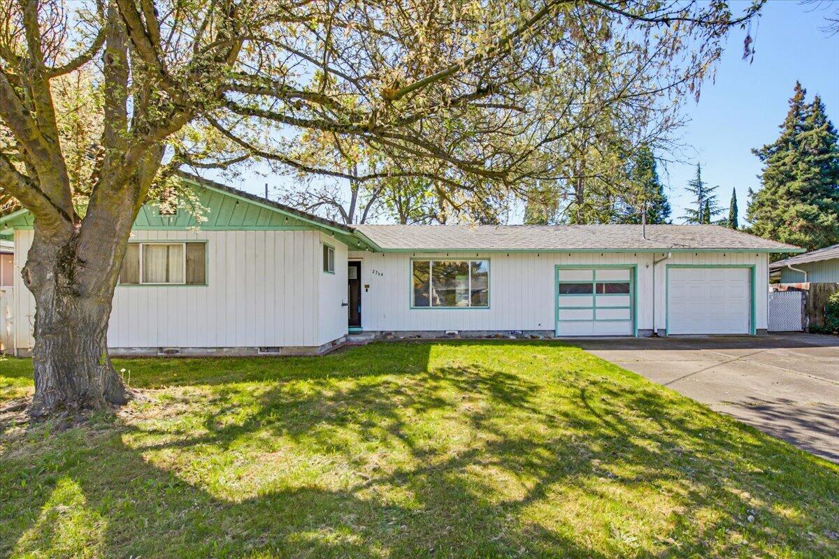 2764 Ruth Drive Medford, OR 97504 - Photo 3 of 27 02-2