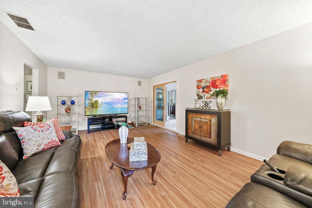 327 Monroe Avenue Cherry Hill, NJ 08002 - Photo 20 of 39 Livingroom