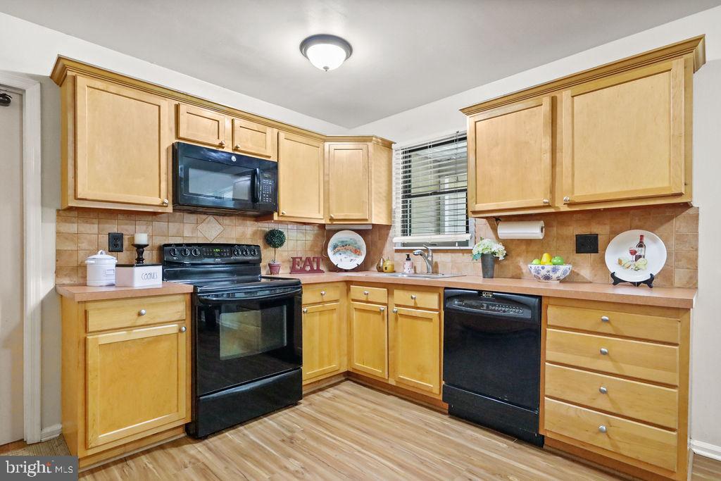 327 Monroe Avenue Cherry Hill, NJ 08002 - Photo 4 of 39 Kitchen