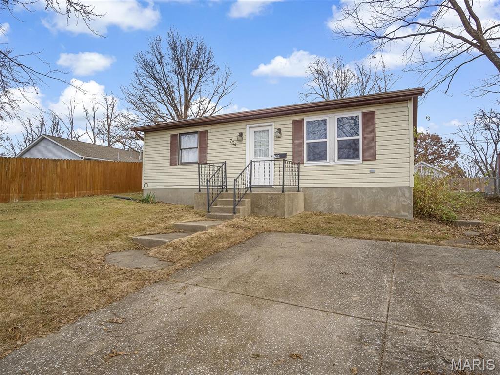 704 Sinclair Avenue South Roxana, IL 62087 - Photo 2 of 12 Gallery Image 2