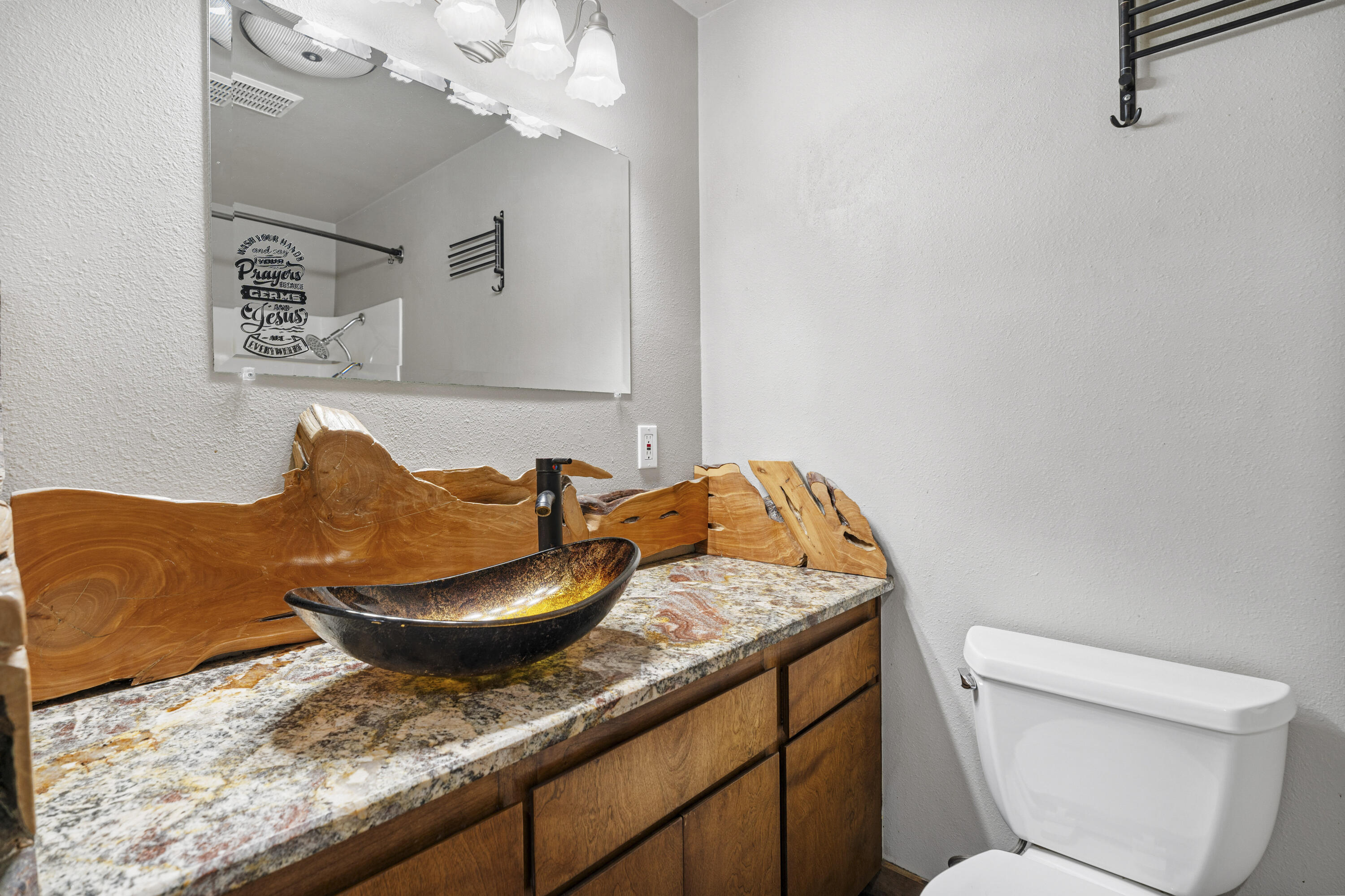 15969 Green Forest Road La Pine, OR 97739 - Photo 15 of 26 Bathroom