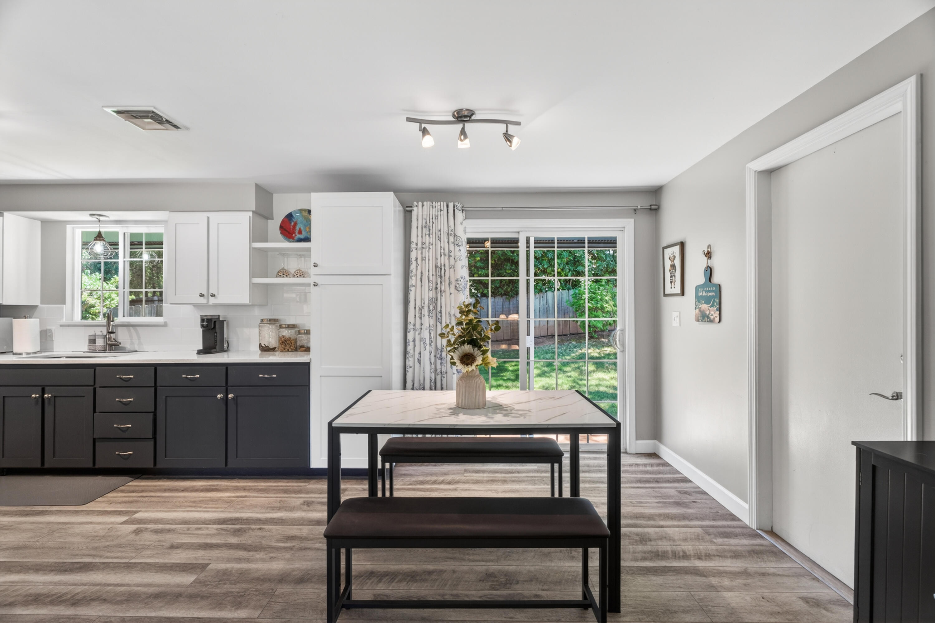1439 Harpole Road Redding, CA 96002 - Photo 10 of 30 Dining Area