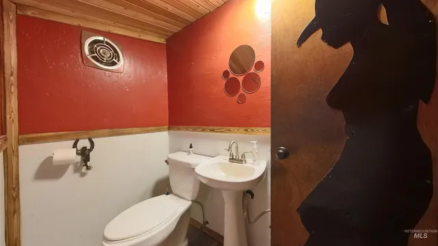 $205,000 | 5588 Highway 8, Deary, ID 83823