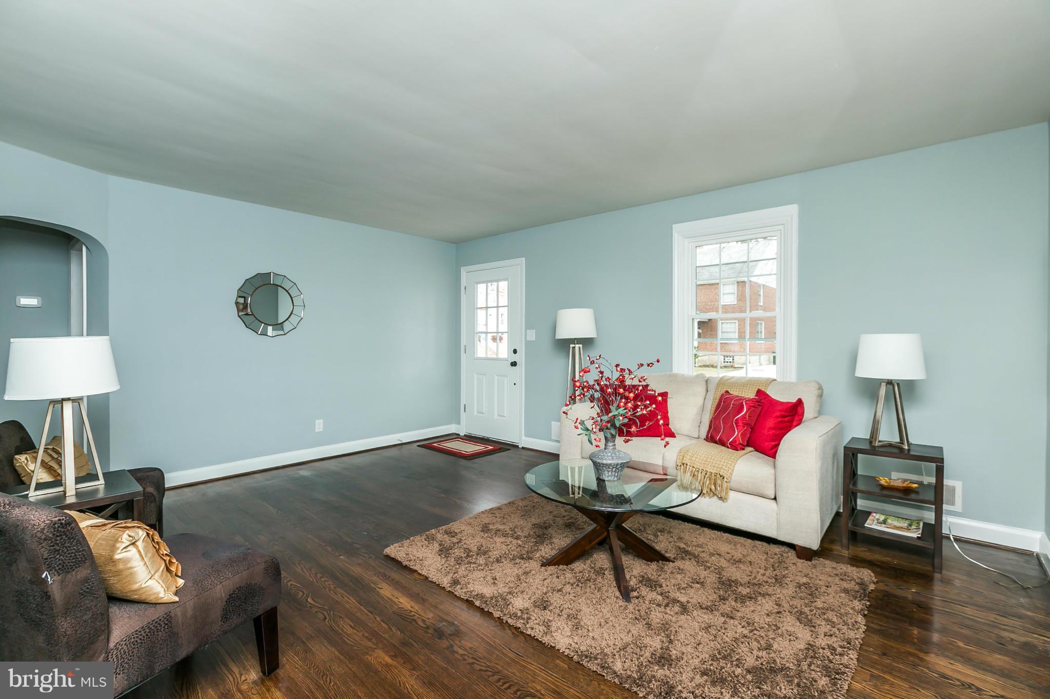 5504 Catalpha Road Baltimore, MD 21214 - Photo 4 of 28 a living room with furniture and a lamp