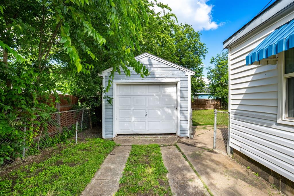 709 Sissom Road Killeen, TX 76541 - Photo 3 of 24 a front view of a house with a garden