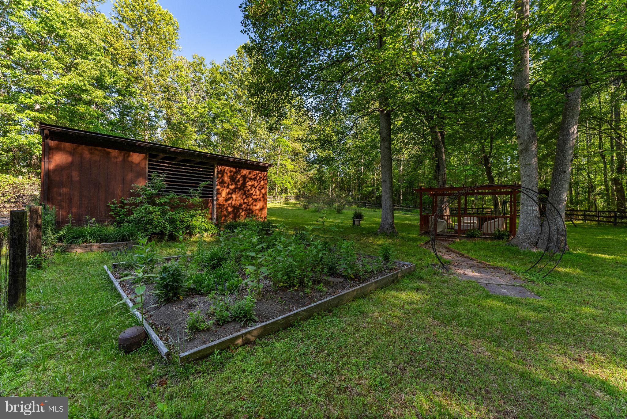 10418 Cliff Mills Road Marshall, VA 20115 - Photo 88 of 88 a backyard of a house with lots of green space