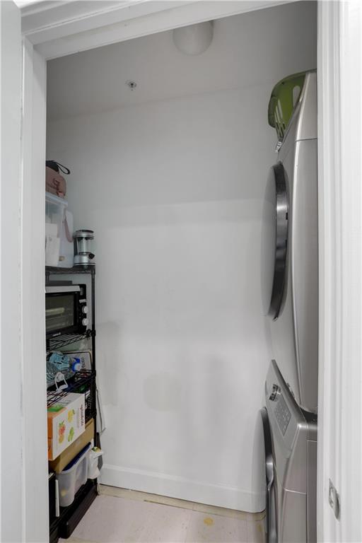 3300 Windy Ridge Parkway Southeast, Unit 1603 Atlanta, GA 30339 - Photo 6 of 36 a close view of walk in closet