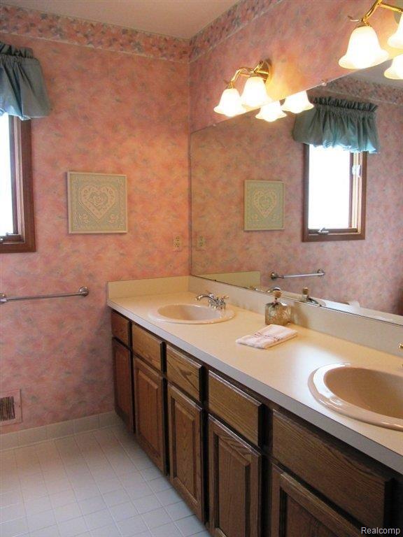 1754 North Fairview Lane Rochester, MI 48306 - Photo 32 of 36 Middle Bath.JPG