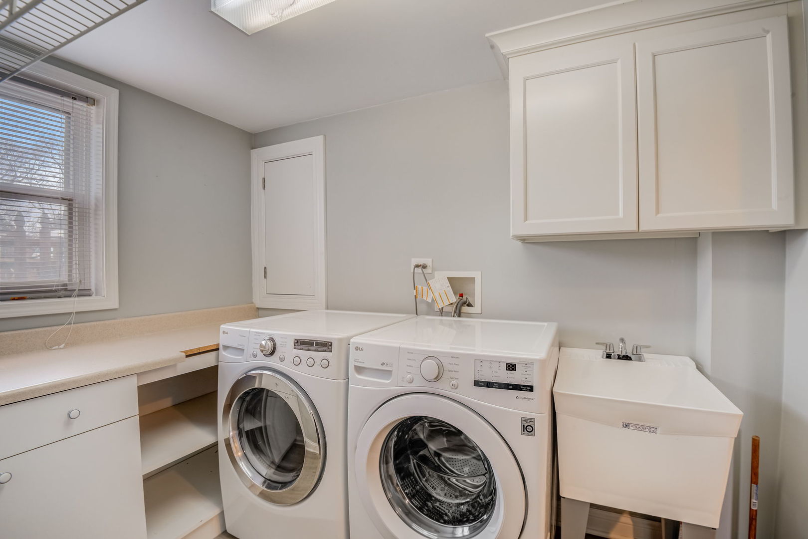 1673 East Algonquin Road Des Plaines, IL 60016 - Photo 16 of 36 a utility room with dryer and washer