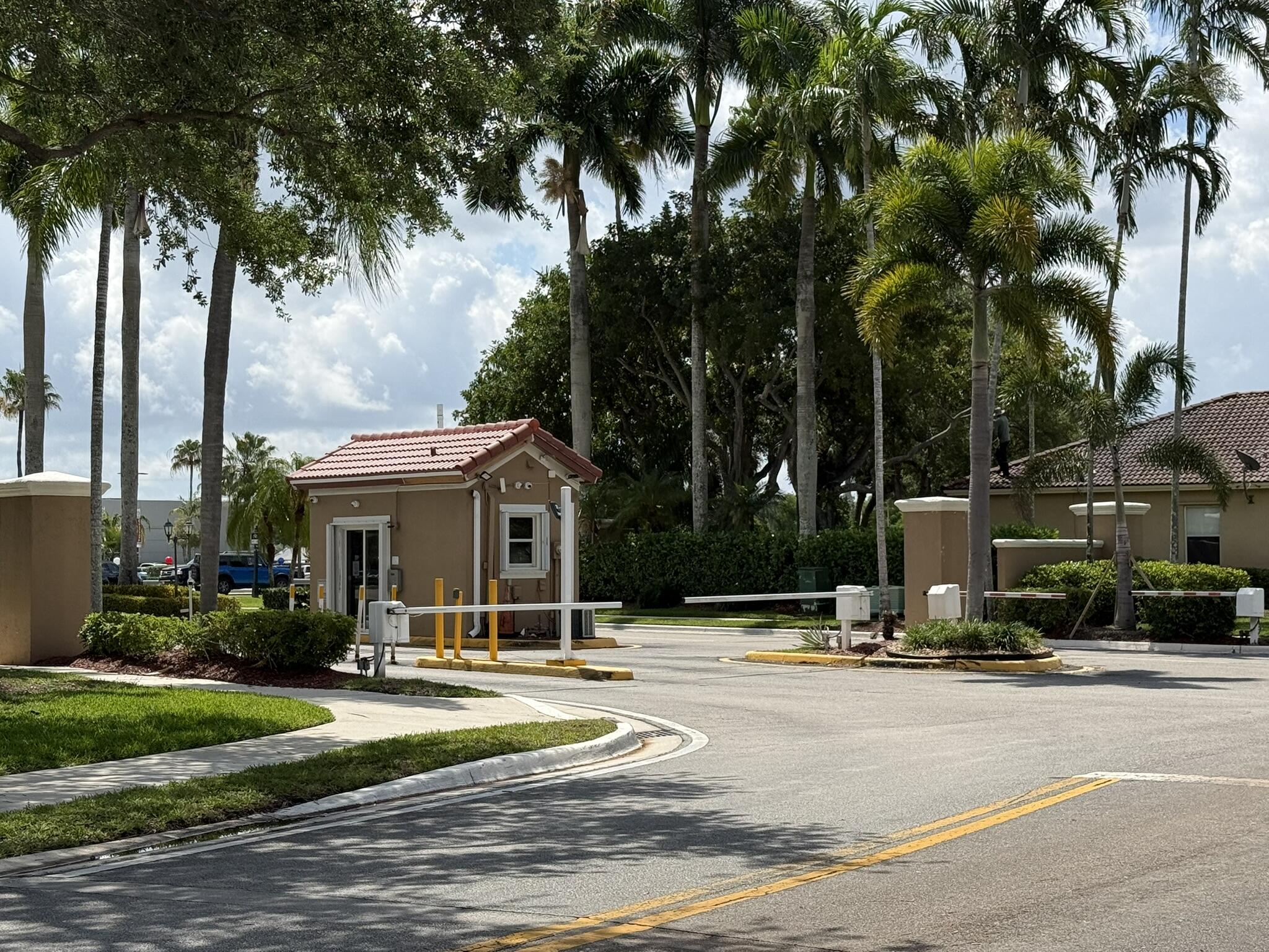 16135 Emerald Cove Road Weston, FL 33331 - Photo 19 of 22 Guardhouse